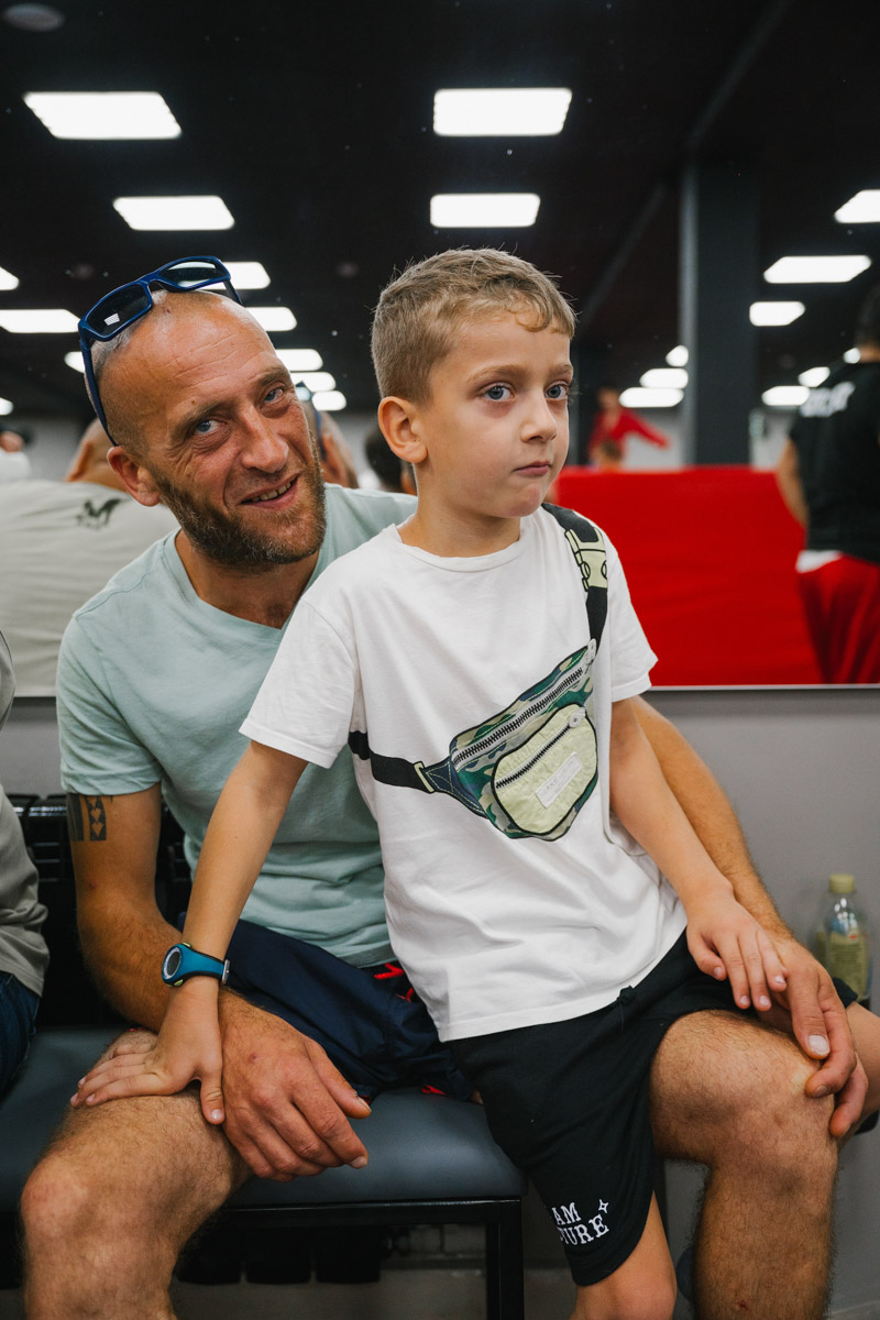 Во Владимире появилось еще одно место, где ребенок может направить свою энергию в нужное русло. 19 августа в Ленинском районе состоялось громкое открытие нового клуба единоборств, на которое заглянул «Ключ-Медиа». Площадка а-ля октагон порадовала стильным и продуманным дизайном для занятий сразу по девяти спортивным направлениям.