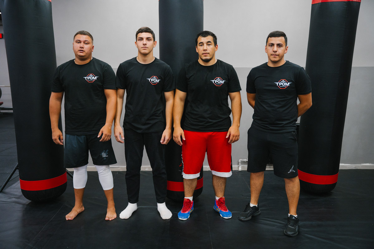 Во Владимире появилось еще одно место, где ребенок может направить свою энергию в нужное русло. 19 августа в Ленинском районе состоялось громкое открытие нового клуба единоборств, на которое заглянул «Ключ-Медиа». Площадка а-ля октагон порадовала стильным и продуманным дизайном для занятий сразу по девяти спортивным направлениям.