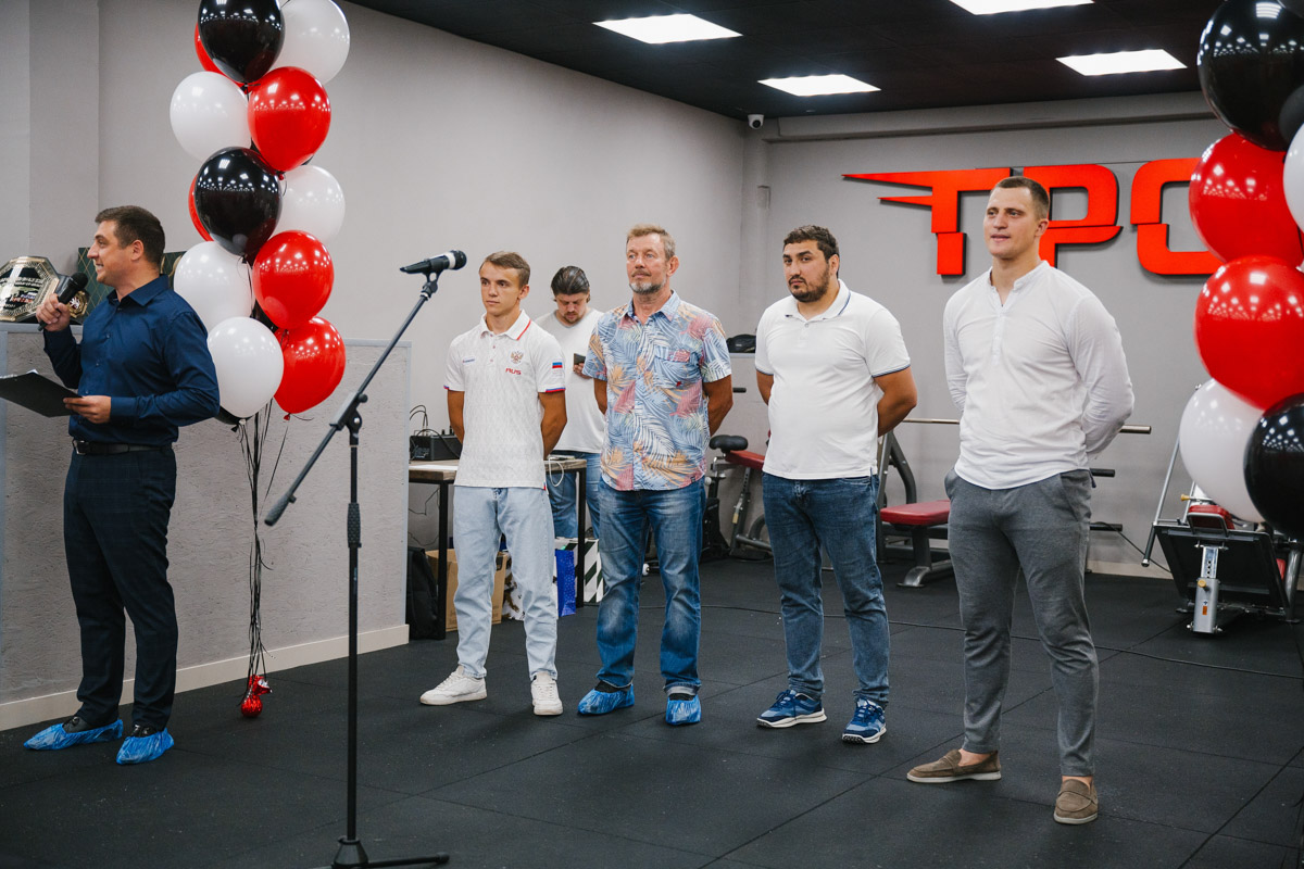 Во Владимире появилось еще одно место, где ребенок может направить свою энергию в нужное русло. 19 августа в Ленинском районе состоялось громкое открытие нового клуба единоборств, на которое заглянул «Ключ-Медиа». Площадка а-ля октагон порадовала стильным и продуманным дизайном для занятий сразу по девяти спортивным направлениям.