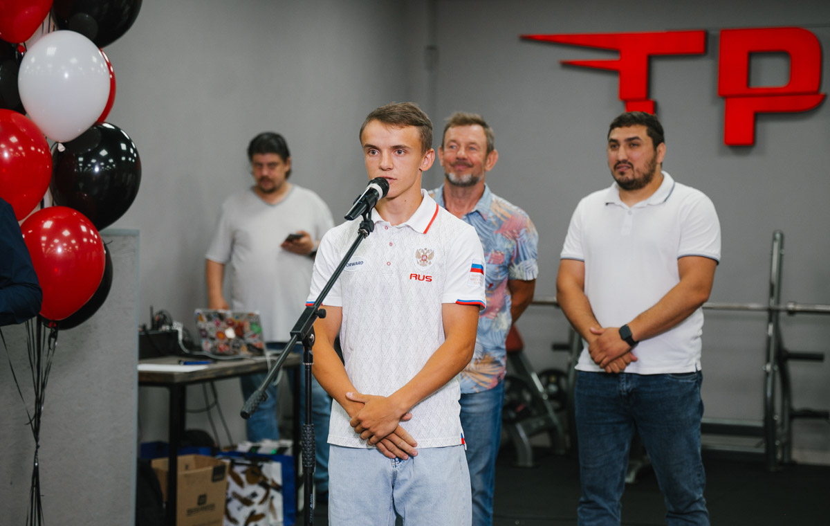 Во Владимире появилось еще одно место, где ребенок может направить свою энергию в нужное русло. 19 августа в Ленинском районе состоялось громкое открытие нового клуба единоборств, на которое заглянул «Ключ-Медиа». Площадка а-ля октагон порадовала стильным и продуманным дизайном для занятий сразу по девяти спортивным направлениям.