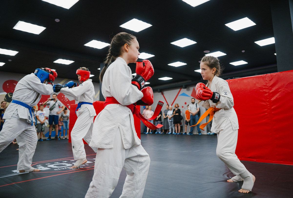 Во Владимире появилось еще одно место, где ребенок может направить свою энергию в нужное русло. 19 августа в Ленинском районе состоялось громкое открытие нового клуба единоборств, на которое заглянул «Ключ-Медиа». Площадка а-ля октагон порадовала стильным и продуманным дизайном для занятий сразу по девяти спортивным направлениям.