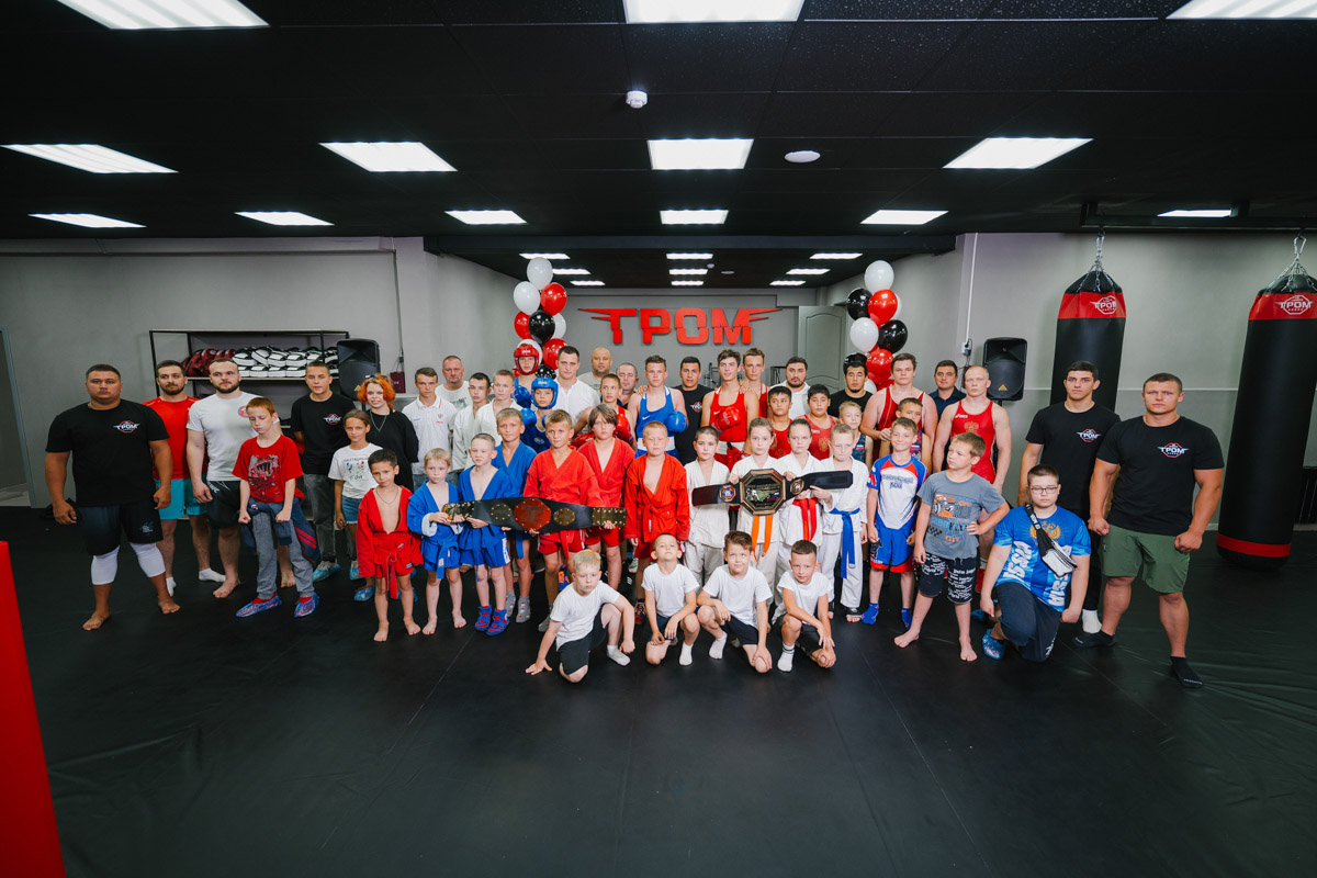 Во Владимире появилось еще одно место, где ребенок может направить свою энергию в нужное русло. 19 августа в Ленинском районе состоялось громкое открытие нового клуба единоборств, на которое заглянул «Ключ-Медиа». Площадка а-ля октагон порадовала стильным и продуманным дизайном для занятий сразу по девяти спортивным направлениям.