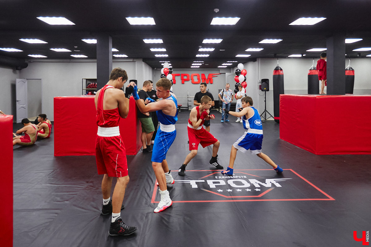 Во Владимире появилось еще одно место, где ребенок может направить свою энергию в нужное русло. 19 августа в Ленинском районе состоялось громкое открытие нового клуба единоборств, на которое заглянул «Ключ-Медиа». Площадка а-ля октагон порадовала стильным и продуманным дизайном для занятий сразу по девяти спортивным направлениям.
