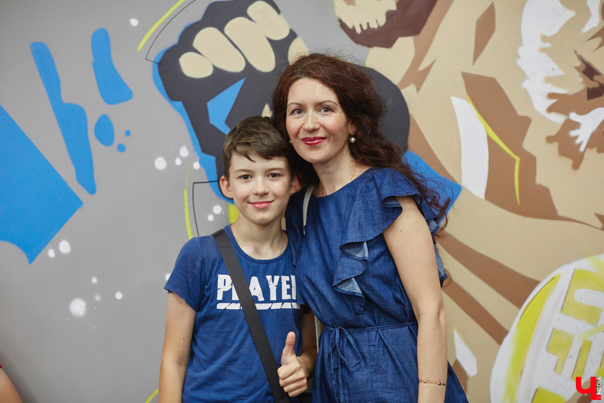 Во Владимире появилось еще одно место, где ребенок может направить свою энергию в нужное русло. 19 августа в Ленинском районе состоялось громкое открытие нового клуба единоборств, на которое заглянул «Ключ-Медиа». Площадка а-ля октагон порадовала стильным и продуманным дизайном для занятий сразу по девяти спортивным направлениям.