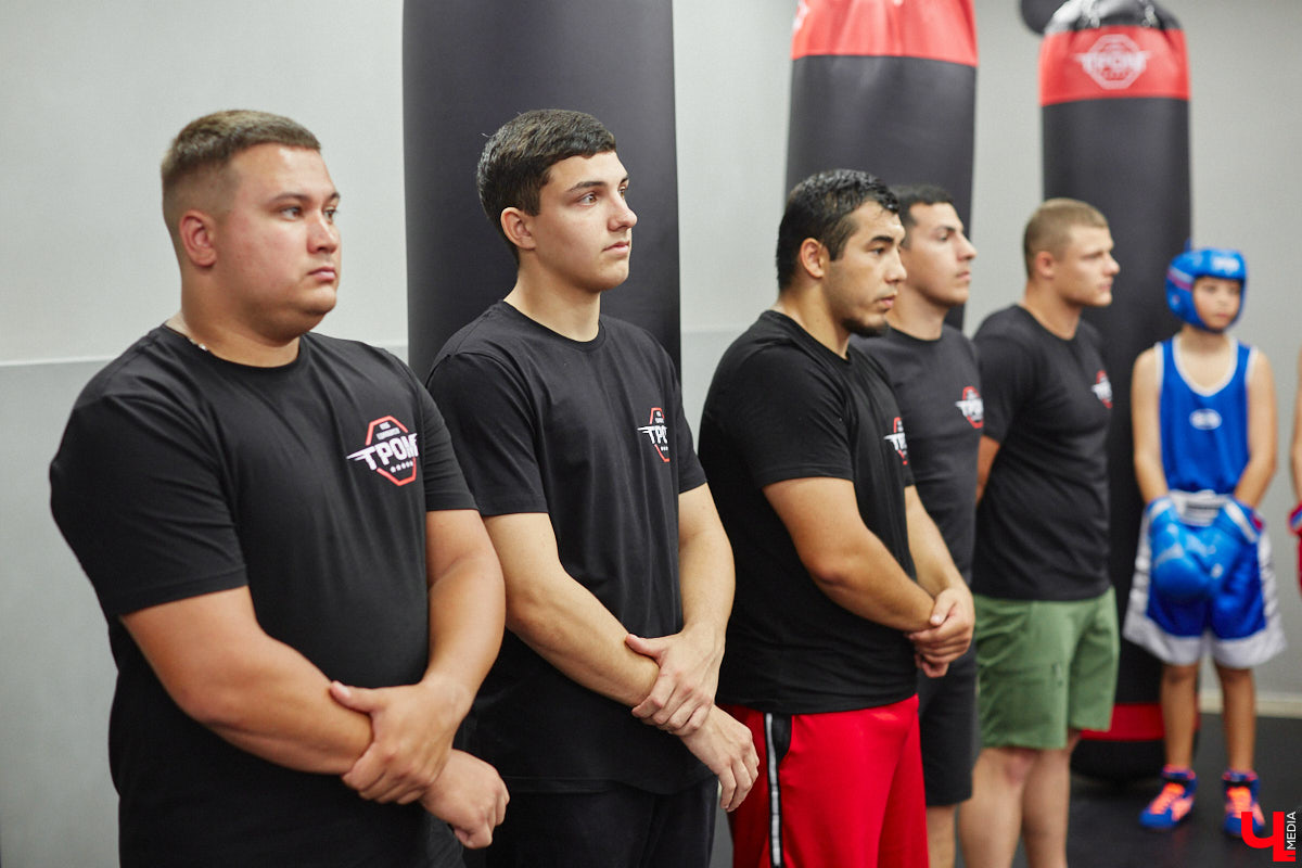 Во Владимире появилось еще одно место, где ребенок может направить свою энергию в нужное русло. 19 августа в Ленинском районе состоялось громкое открытие нового клуба единоборств, на которое заглянул «Ключ-Медиа». Площадка а-ля октагон порадовала стильным и продуманным дизайном для занятий сразу по девяти спортивным направлениям.
