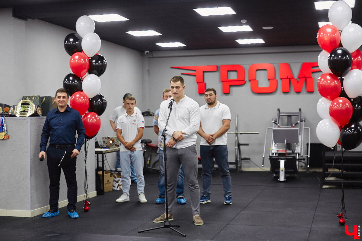 Во Владимире появилось еще одно место, где ребенок может направить свою энергию в нужное русло. 19 августа в Ленинском районе состоялось громкое открытие нового клуба единоборств, на которое заглянул «Ключ-Медиа». Площадка а-ля октагон порадовала стильным и продуманным дизайном для занятий сразу по девяти спортивным направлениям.