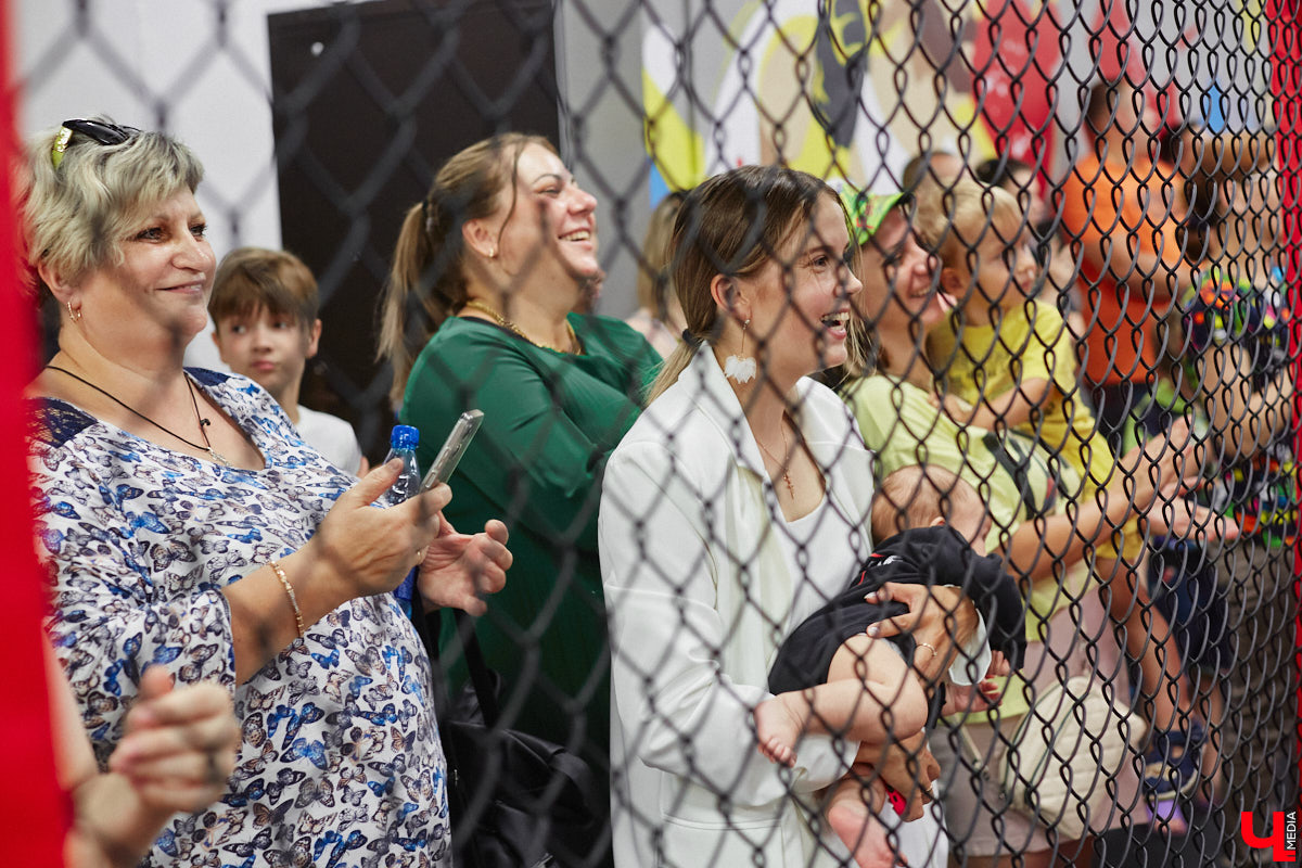 Во Владимире появилось еще одно место, где ребенок может направить свою энергию в нужное русло. 19 августа в Ленинском районе состоялось громкое открытие нового клуба единоборств, на которое заглянул «Ключ-Медиа». Площадка а-ля октагон порадовала стильным и продуманным дизайном для занятий сразу по девяти спортивным направлениям.