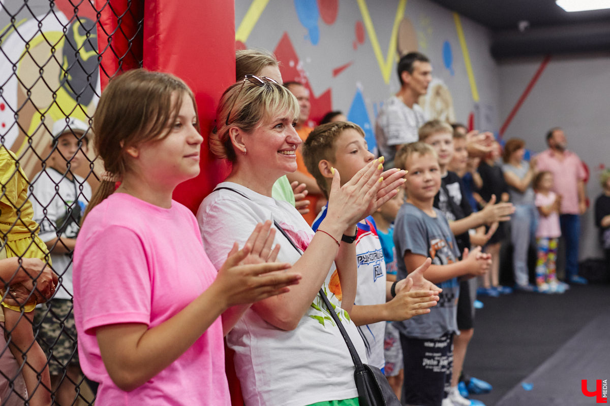 Во Владимире появилось еще одно место, где ребенок может направить свою энергию в нужное русло. 19 августа в Ленинском районе состоялось громкое открытие нового клуба единоборств, на которое заглянул «Ключ-Медиа». Площадка а-ля октагон порадовала стильным и продуманным дизайном для занятий сразу по девяти спортивным направлениям.
