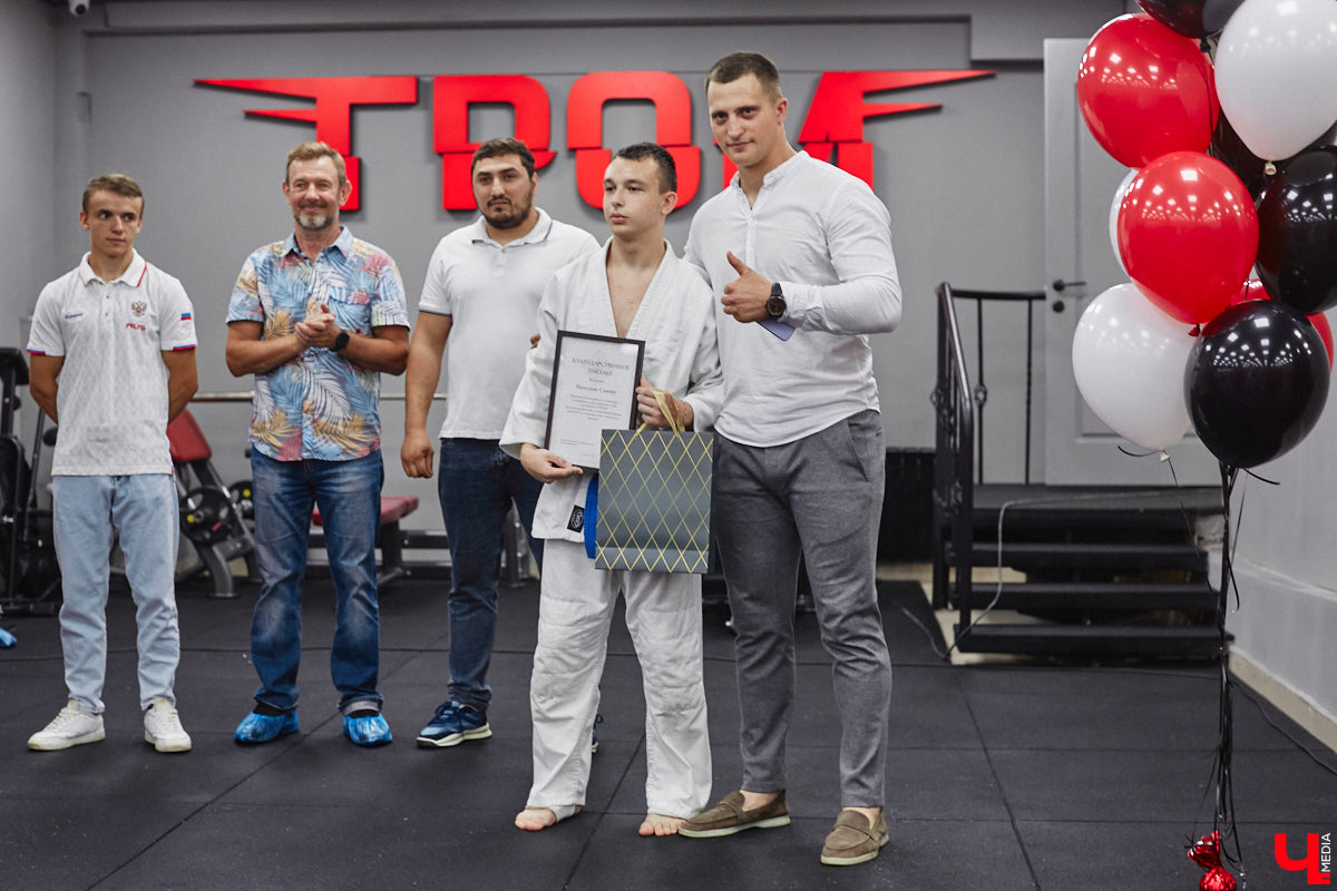 Во Владимире появилось еще одно место, где ребенок может направить свою энергию в нужное русло. 19 августа в Ленинском районе состоялось громкое открытие нового клуба единоборств, на которое заглянул «Ключ-Медиа». Площадка а-ля октагон порадовала стильным и продуманным дизайном для занятий сразу по девяти спортивным направлениям.