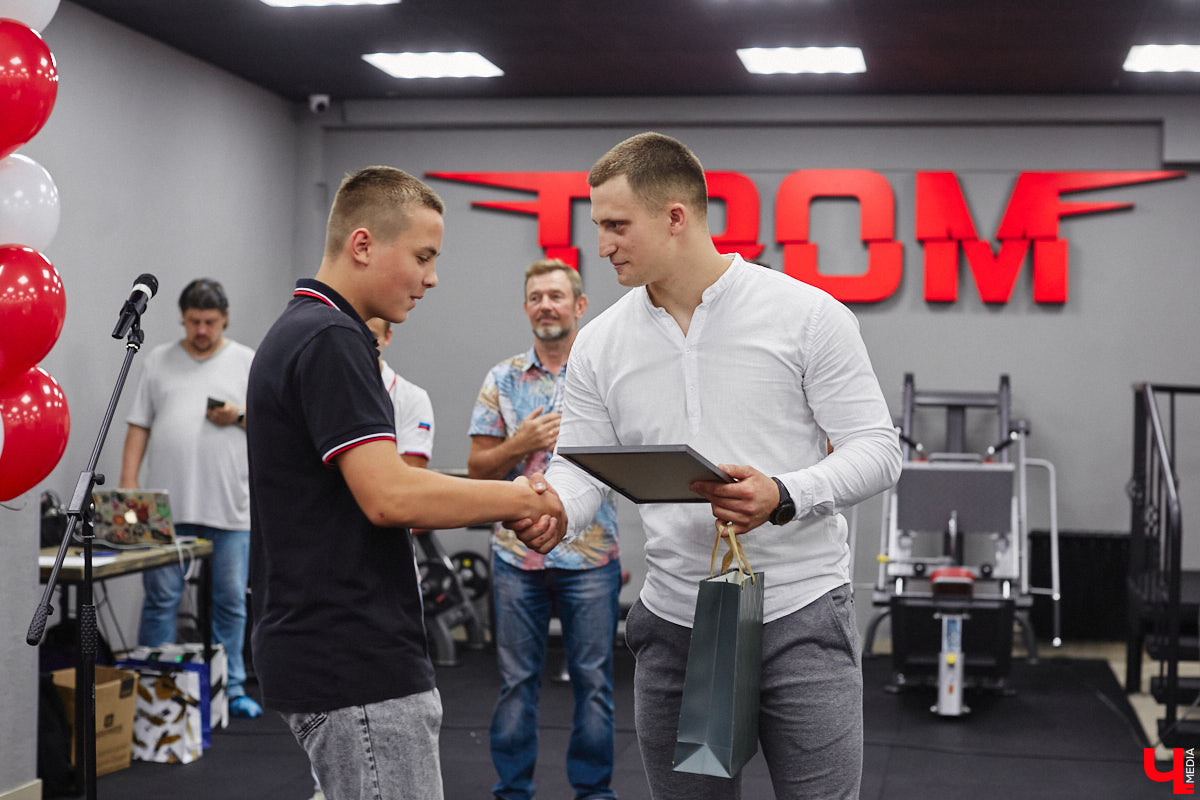 Во Владимире появилось еще одно место, где ребенок может направить свою энергию в нужное русло. 19 августа в Ленинском районе состоялось громкое открытие нового клуба единоборств, на которое заглянул «Ключ-Медиа». Площадка а-ля октагон порадовала стильным и продуманным дизайном для занятий сразу по девяти спортивным направлениям.