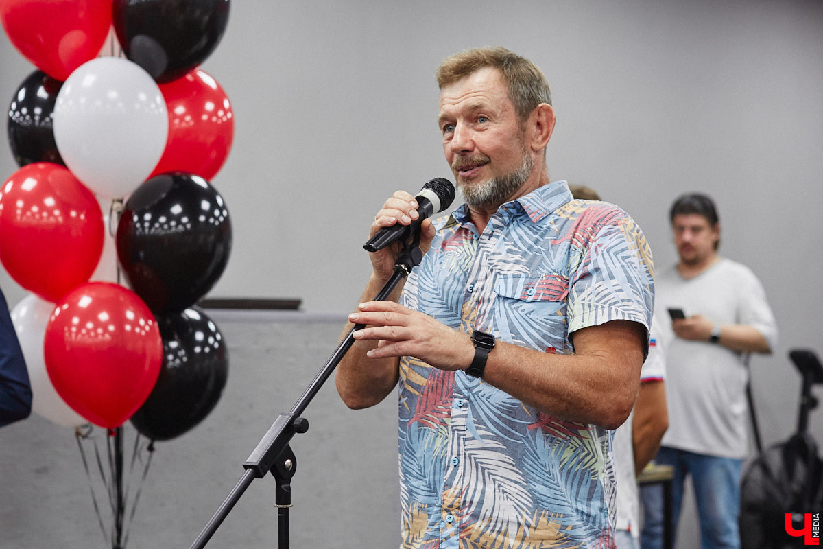 Во Владимире появилось еще одно место, где ребенок может направить свою энергию в нужное русло. 19 августа в Ленинском районе состоялось громкое открытие нового клуба единоборств, на которое заглянул «Ключ-Медиа». Площадка а-ля октагон порадовала стильным и продуманным дизайном для занятий сразу по девяти спортивным направлениям.