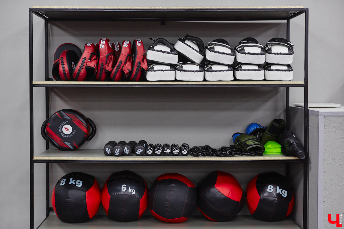 Во Владимире появилось еще одно место, где ребенок может направить свою энергию в нужное русло. 19 августа в Ленинском районе состоялось громкое открытие нового клуба единоборств, на которое заглянул «Ключ-Медиа». Площадка а-ля октагон порадовала стильным и продуманным дизайном для занятий сразу по девяти спортивным направлениям.