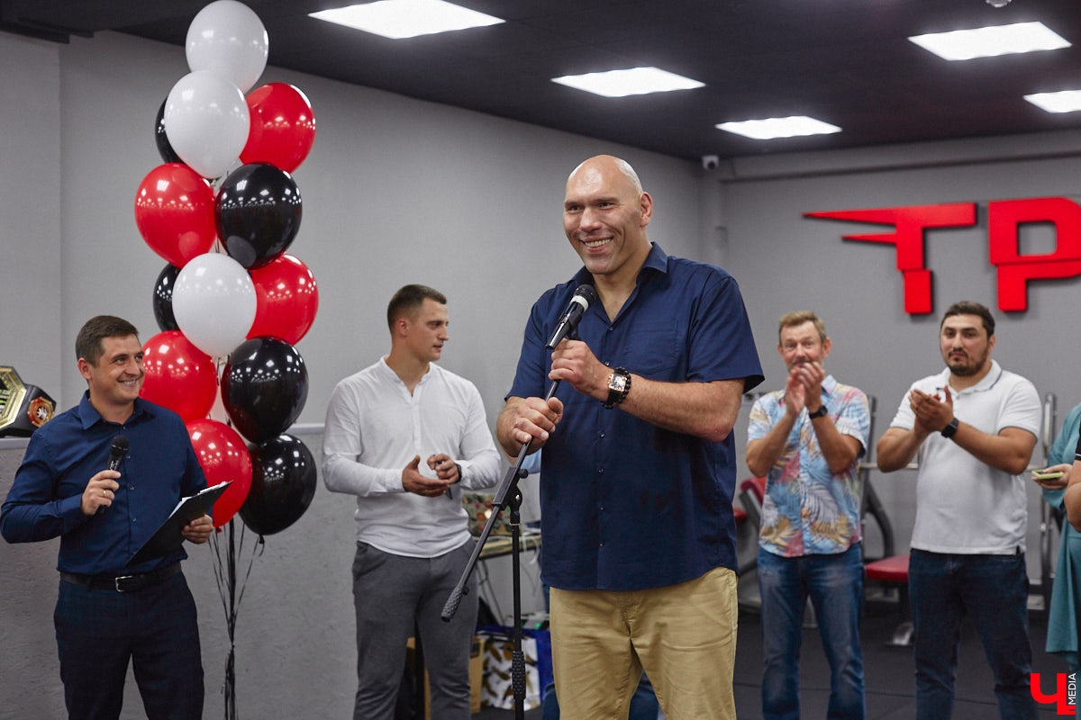 Во Владимире появилось еще одно место, где ребенок может направить свою энергию в нужное русло. 19 августа в Ленинском районе состоялось громкое открытие нового клуба единоборств, на которое заглянул «Ключ-Медиа». Площадка а-ля октагон порадовала стильным и продуманным дизайном для занятий сразу по девяти спортивным направлениям.