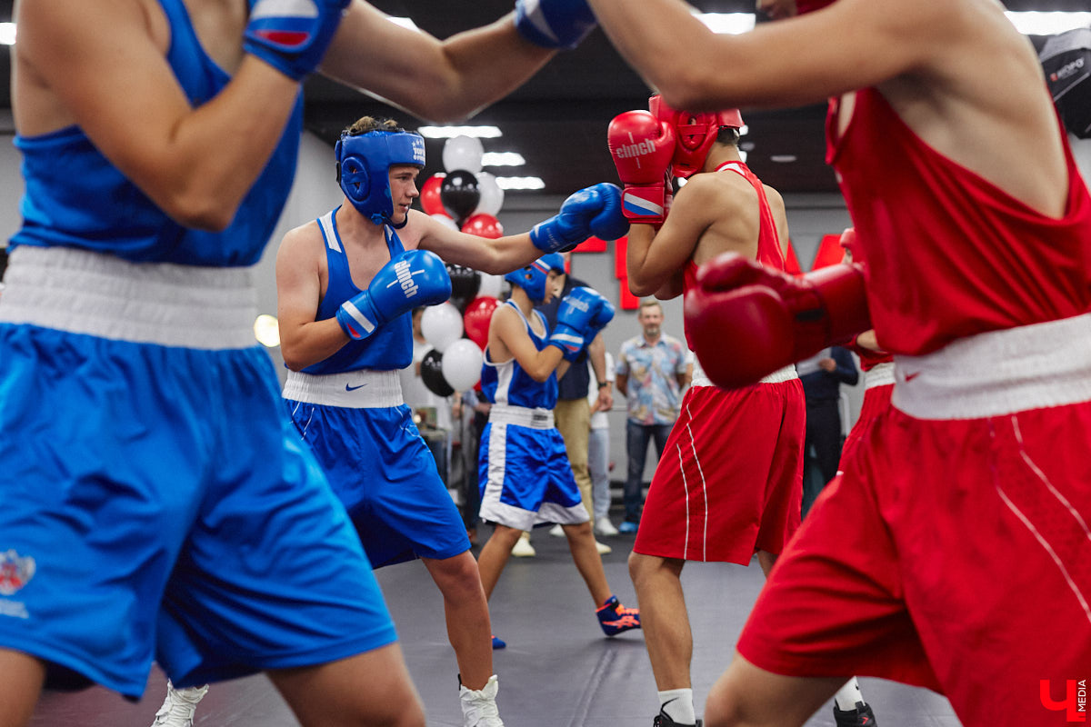 Во Владимире появилось еще одно место, где ребенок может направить свою энергию в нужное русло. 19 августа в Ленинском районе состоялось громкое открытие нового клуба единоборств, на которое заглянул «Ключ-Медиа». Площадка а-ля октагон порадовала стильным и продуманным дизайном для занятий сразу по девяти спортивным направлениям.