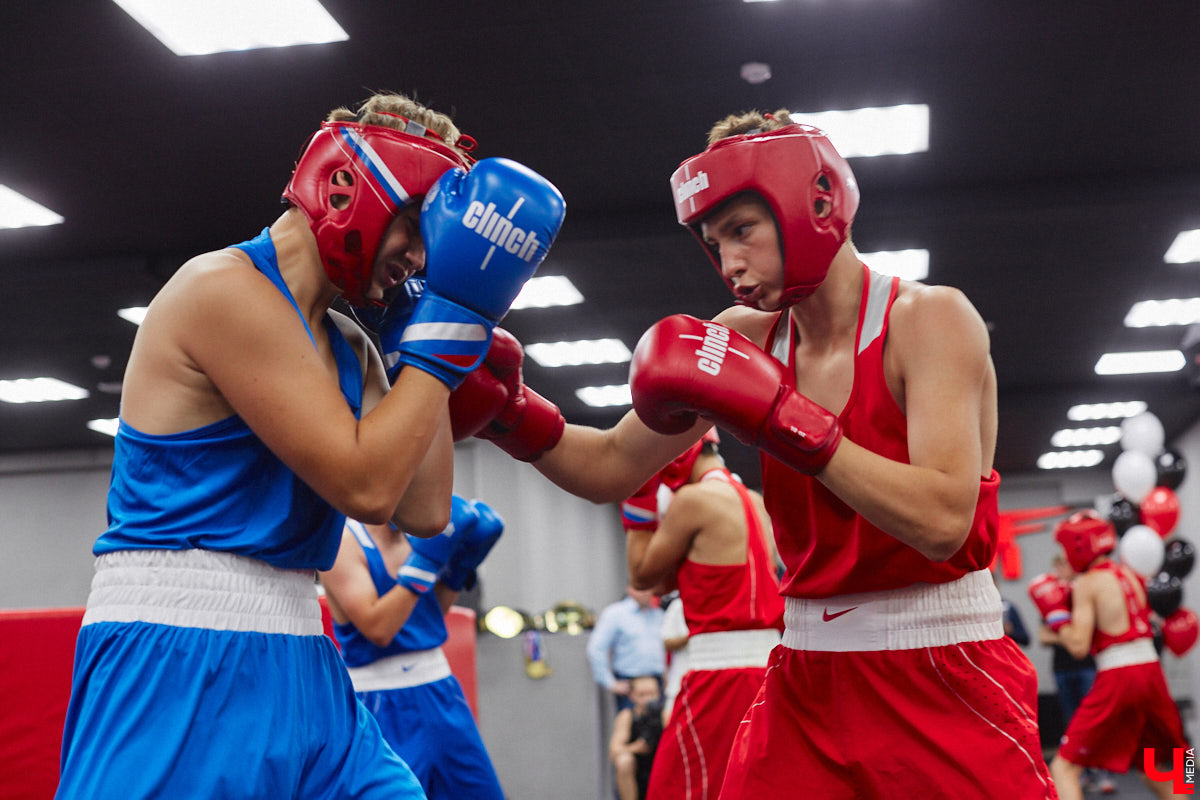 Во Владимире появилось еще одно место, где ребенок может направить свою энергию в нужное русло. 19 августа в Ленинском районе состоялось громкое открытие нового клуба единоборств, на которое заглянул «Ключ-Медиа». Площадка а-ля октагон порадовала стильным и продуманным дизайном для занятий сразу по девяти спортивным направлениям.