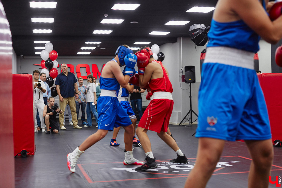 Во Владимире появилось еще одно место, где ребенок может направить свою энергию в нужное русло. 19 августа в Ленинском районе состоялось громкое открытие нового клуба единоборств, на которое заглянул «Ключ-Медиа». Площадка а-ля октагон порадовала стильным и продуманным дизайном для занятий сразу по девяти спортивным направлениям.