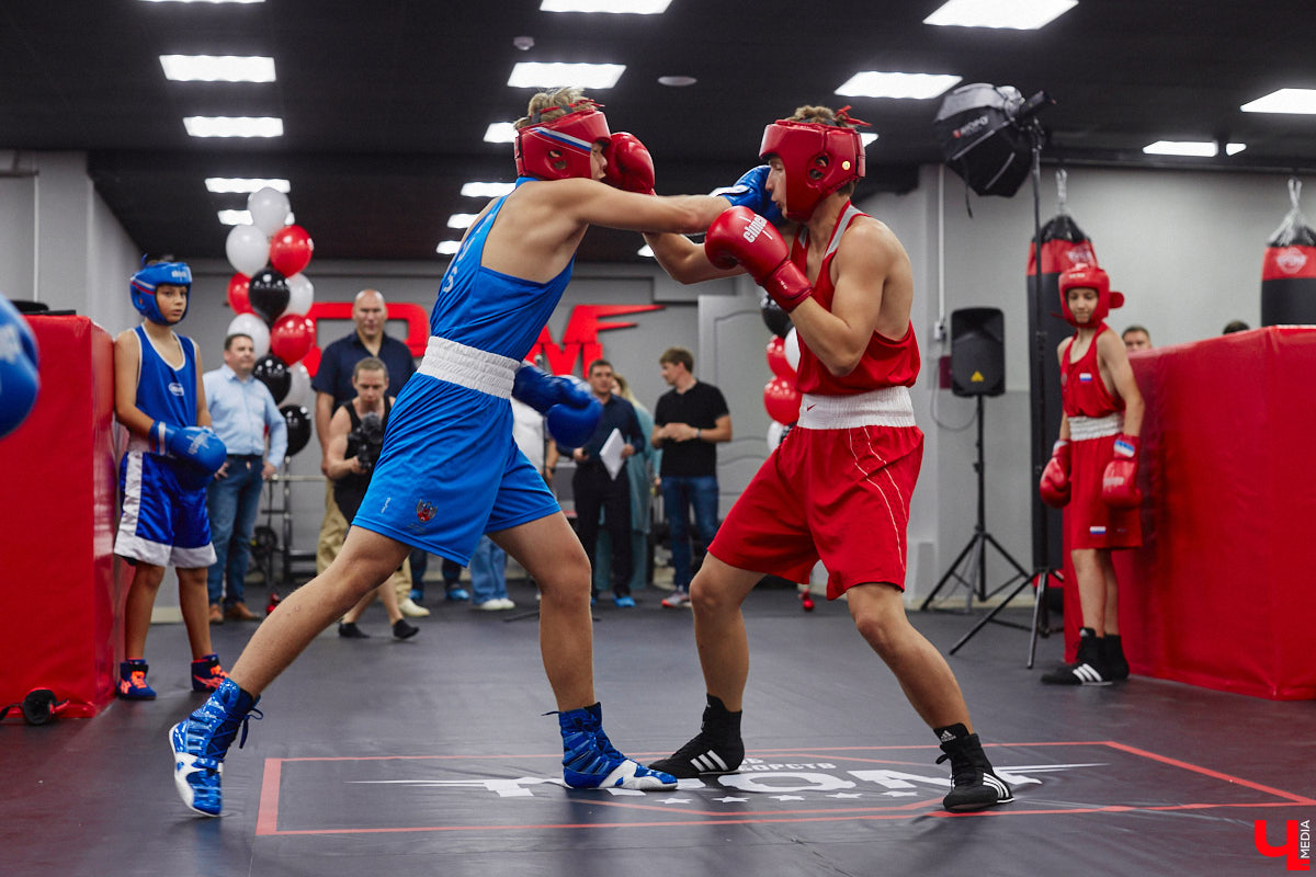 Во Владимире появилось еще одно место, где ребенок может направить свою энергию в нужное русло. 19 августа в Ленинском районе состоялось громкое открытие нового клуба единоборств, на которое заглянул «Ключ-Медиа». Площадка а-ля октагон порадовала стильным и продуманным дизайном для занятий сразу по девяти спортивным направлениям.