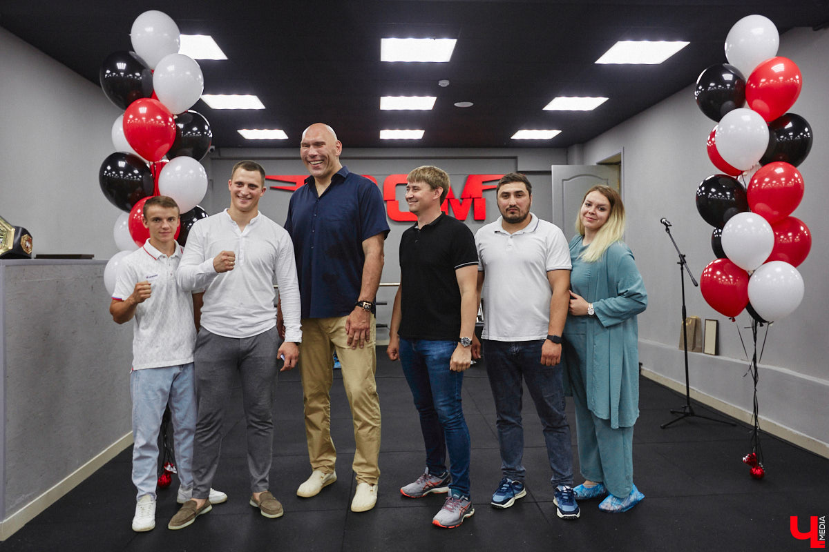 Во Владимире появилось еще одно место, где ребенок может направить свою энергию в нужное русло. 19 августа в Ленинском районе состоялось громкое открытие нового клуба единоборств, на которое заглянул «Ключ-Медиа». Площадка а-ля октагон порадовала стильным и продуманным дизайном для занятий сразу по девяти спортивным направлениям.