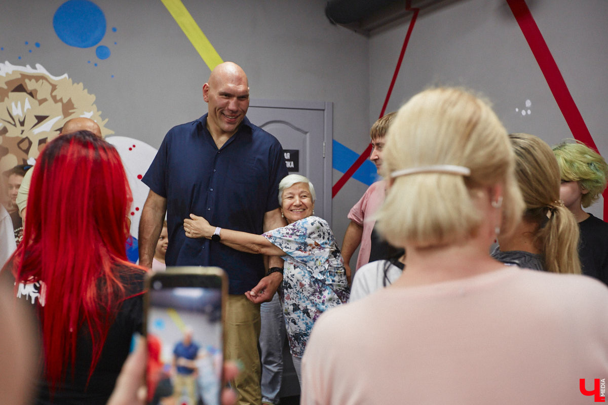 Во Владимире появилось еще одно место, где ребенок может направить свою энергию в нужное русло. 19 августа в Ленинском районе состоялось громкое открытие нового клуба единоборств, на которое заглянул «Ключ-Медиа». Площадка а-ля октагон порадовала стильным и продуманным дизайном для занятий сразу по девяти спортивным направлениям.