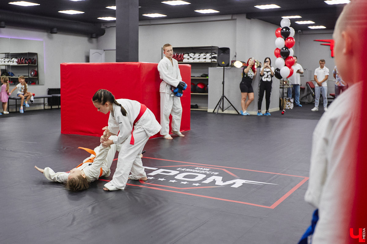 Во Владимире появилось еще одно место, где ребенок может направить свою энергию в нужное русло. 19 августа в Ленинском районе состоялось громкое открытие нового клуба единоборств, на которое заглянул «Ключ-Медиа». Площадка а-ля октагон порадовала стильным и продуманным дизайном для занятий сразу по девяти спортивным направлениям.