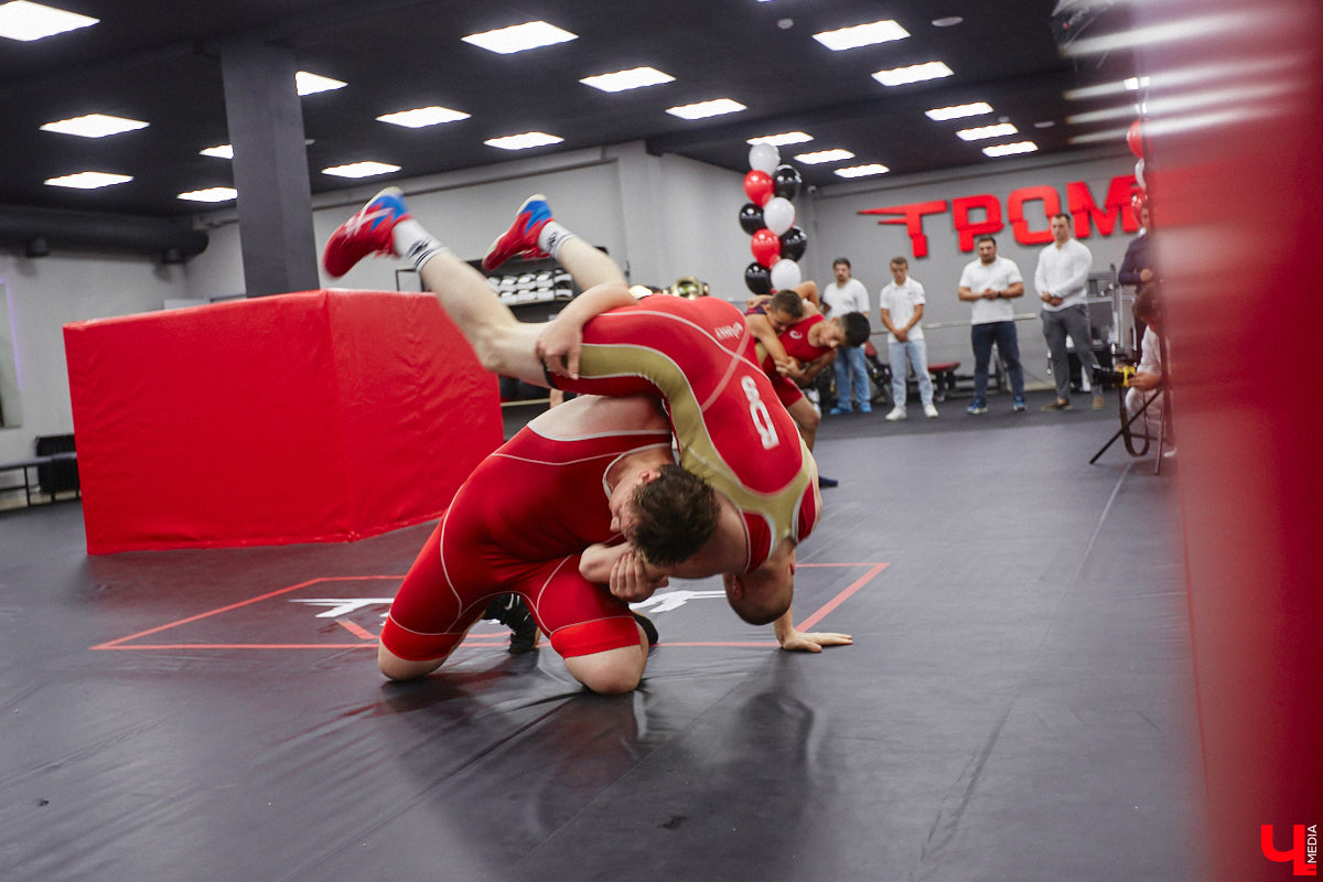 Во Владимире появилось еще одно место, где ребенок может направить свою энергию в нужное русло. 19 августа в Ленинском районе состоялось громкое открытие нового клуба единоборств, на которое заглянул «Ключ-Медиа». Площадка а-ля октагон порадовала стильным и продуманным дизайном для занятий сразу по девяти спортивным направлениям.