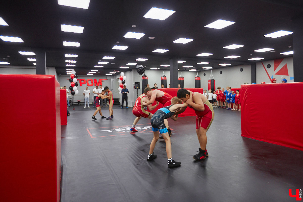 Во Владимире появилось еще одно место, где ребенок может направить свою энергию в нужное русло. 19 августа в Ленинском районе состоялось громкое открытие нового клуба единоборств, на которое заглянул «Ключ-Медиа». Площадка а-ля октагон порадовала стильным и продуманным дизайном для занятий сразу по девяти спортивным направлениям.