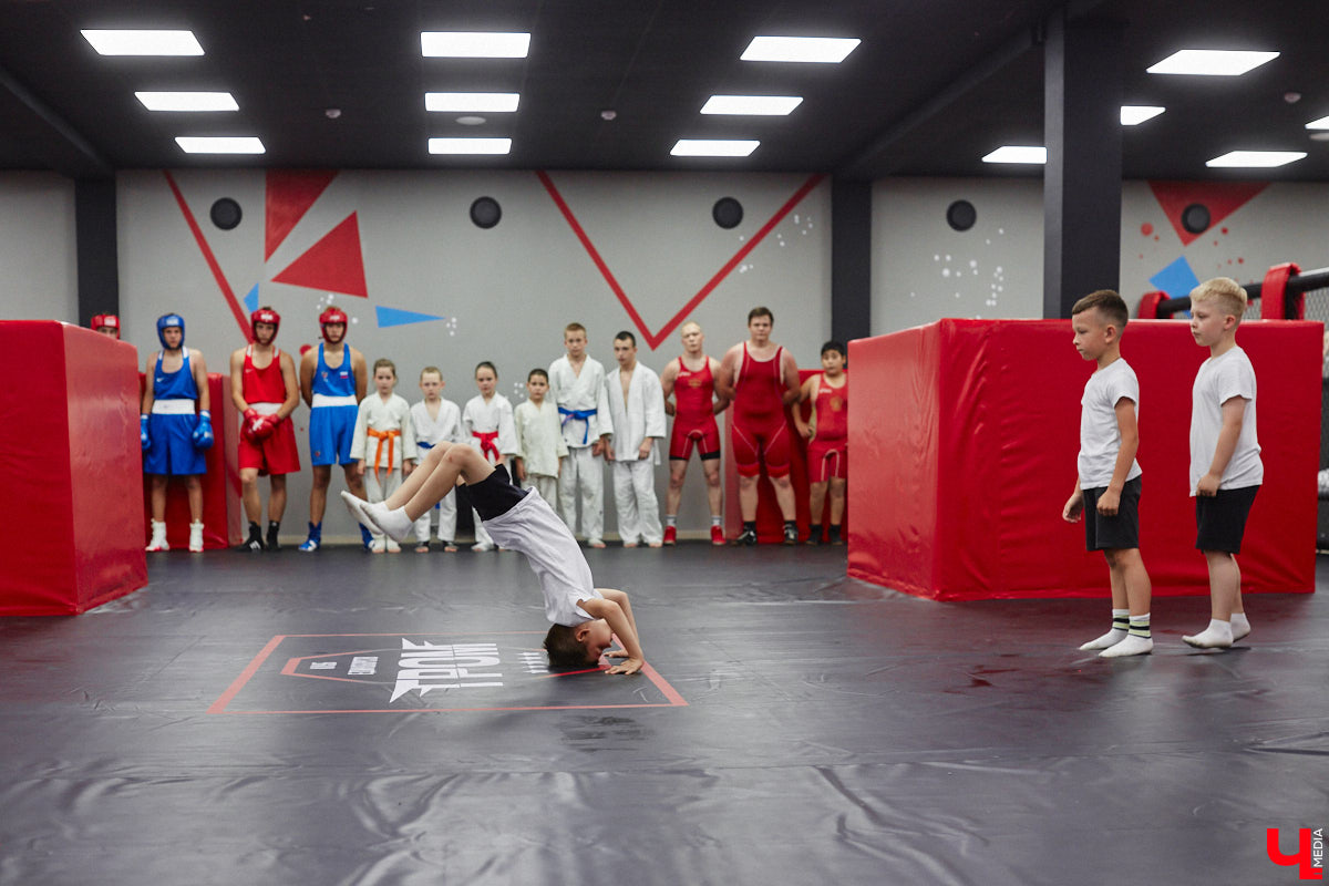 Во Владимире появилось еще одно место, где ребенок может направить свою энергию в нужное русло. 19 августа в Ленинском районе состоялось громкое открытие нового клуба единоборств, на которое заглянул «Ключ-Медиа». Площадка а-ля октагон порадовала стильным и продуманным дизайном для занятий сразу по девяти спортивным направлениям.