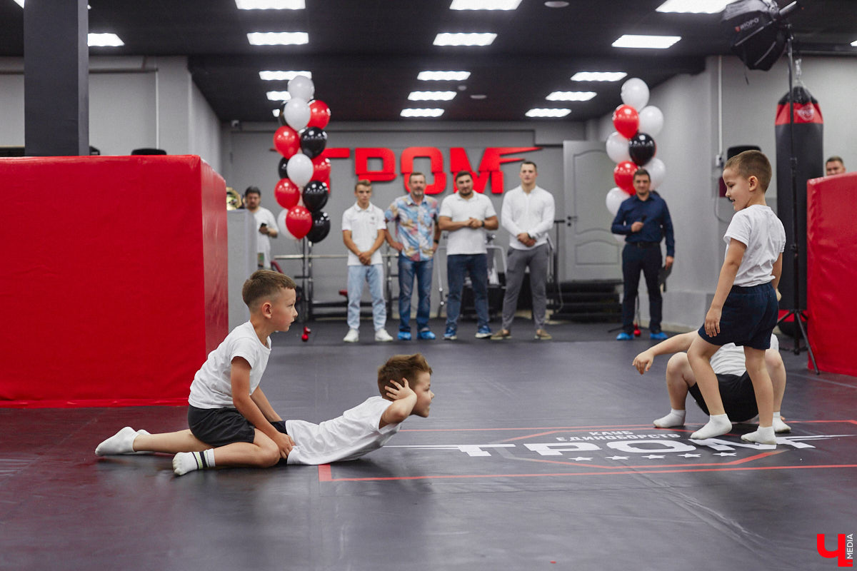 Во Владимире появилось еще одно место, где ребенок может направить свою энергию в нужное русло. 19 августа в Ленинском районе состоялось громкое открытие нового клуба единоборств, на которое заглянул «Ключ-Медиа». Площадка а-ля октагон порадовала стильным и продуманным дизайном для занятий сразу по девяти спортивным направлениям.
