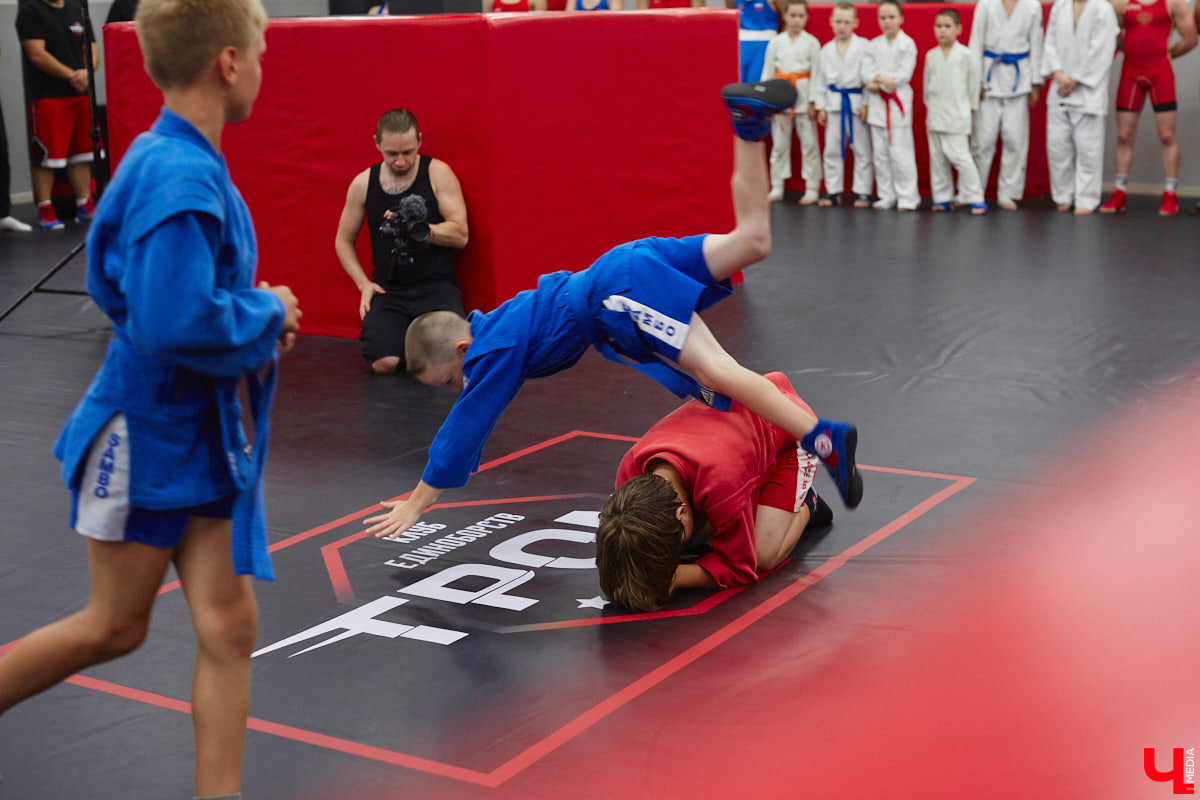 Во Владимире появилось еще одно место, где ребенок может направить свою энергию в нужное русло. 19 августа в Ленинском районе состоялось громкое открытие нового клуба единоборств, на которое заглянул «Ключ-Медиа». Площадка а-ля октагон порадовала стильным и продуманным дизайном для занятий сразу по девяти спортивным направлениям.