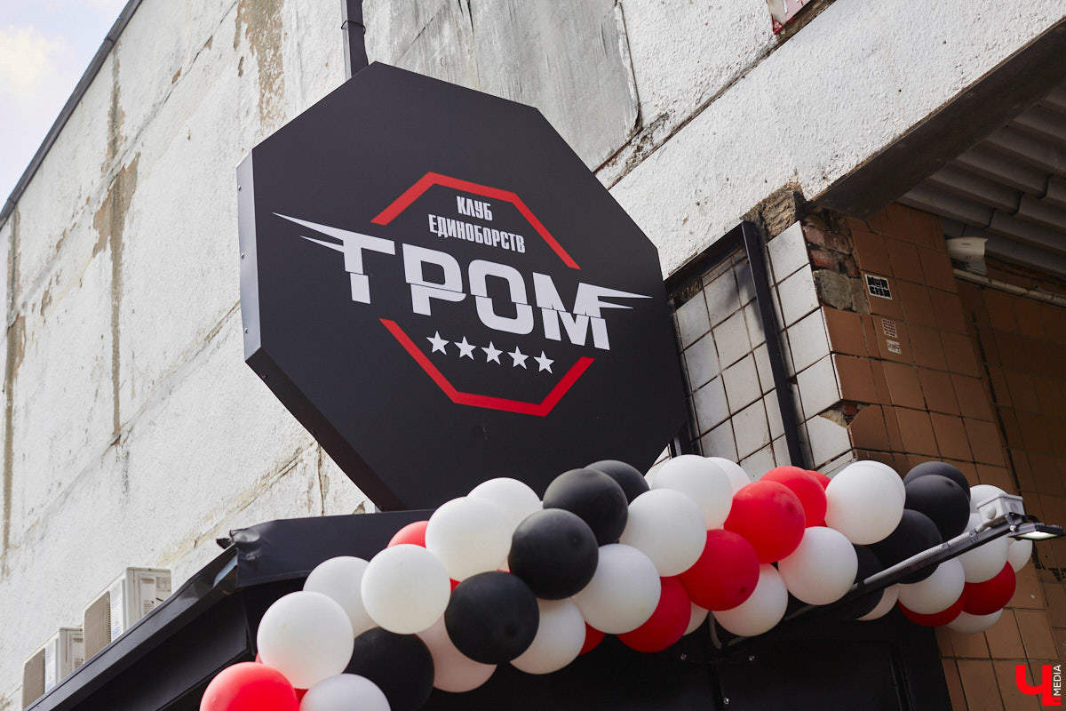 Во Владимире появилось еще одно место, где ребенок может направить свою энергию в нужное русло. 19 августа в Ленинском районе состоялось громкое открытие нового клуба единоборств, на которое заглянул «Ключ-Медиа». Площадка а-ля октагон порадовала стильным и продуманным дизайном для занятий сразу по девяти спортивным направлениям.