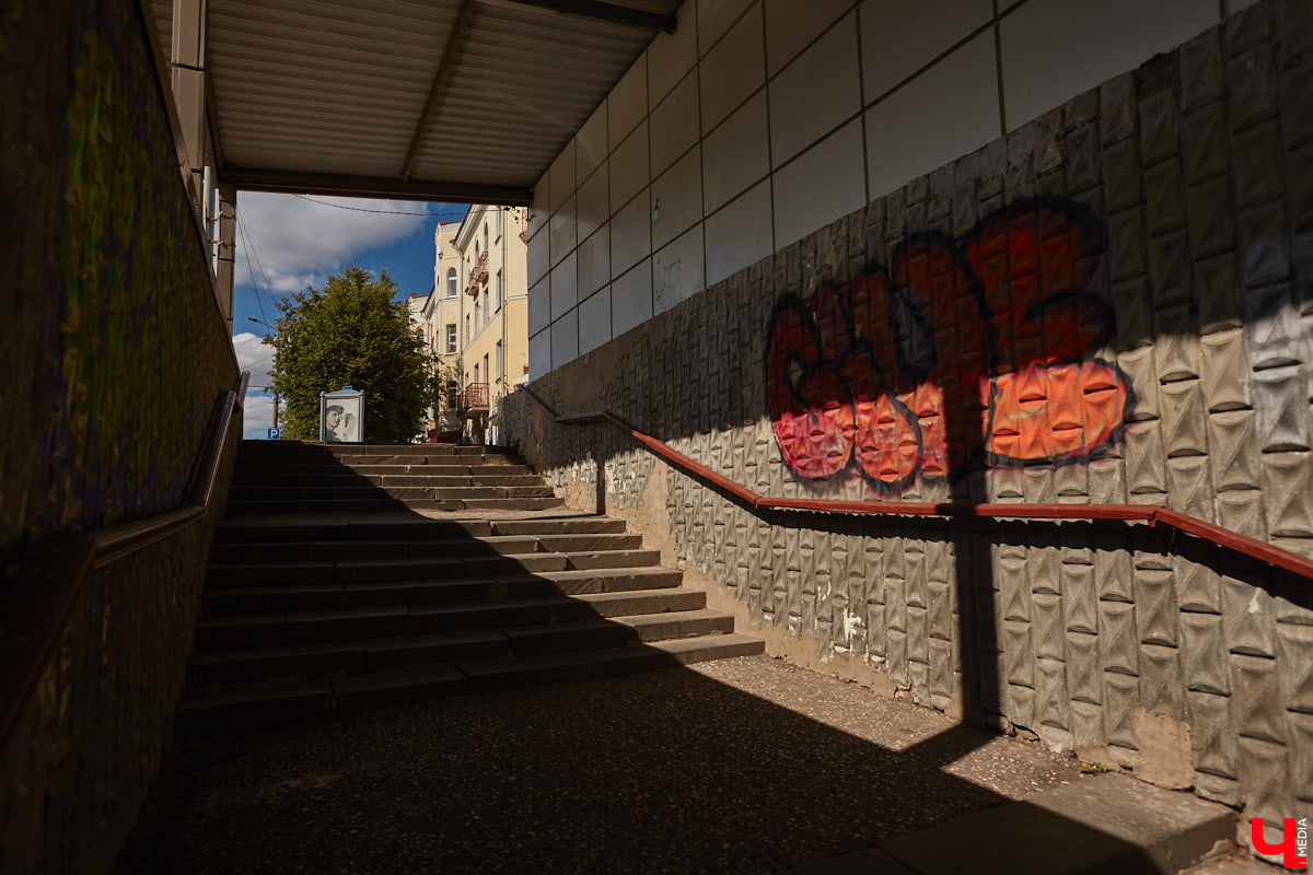 Вы часто пользуетесь подземными пешеходными переходами? В областном центре таких всего три, но назвать их образцово-показательными, к сожалению, нельзя. «Ключ-Медиа» спустился в тоннели под проезжей частью, чтобы показать, почему.