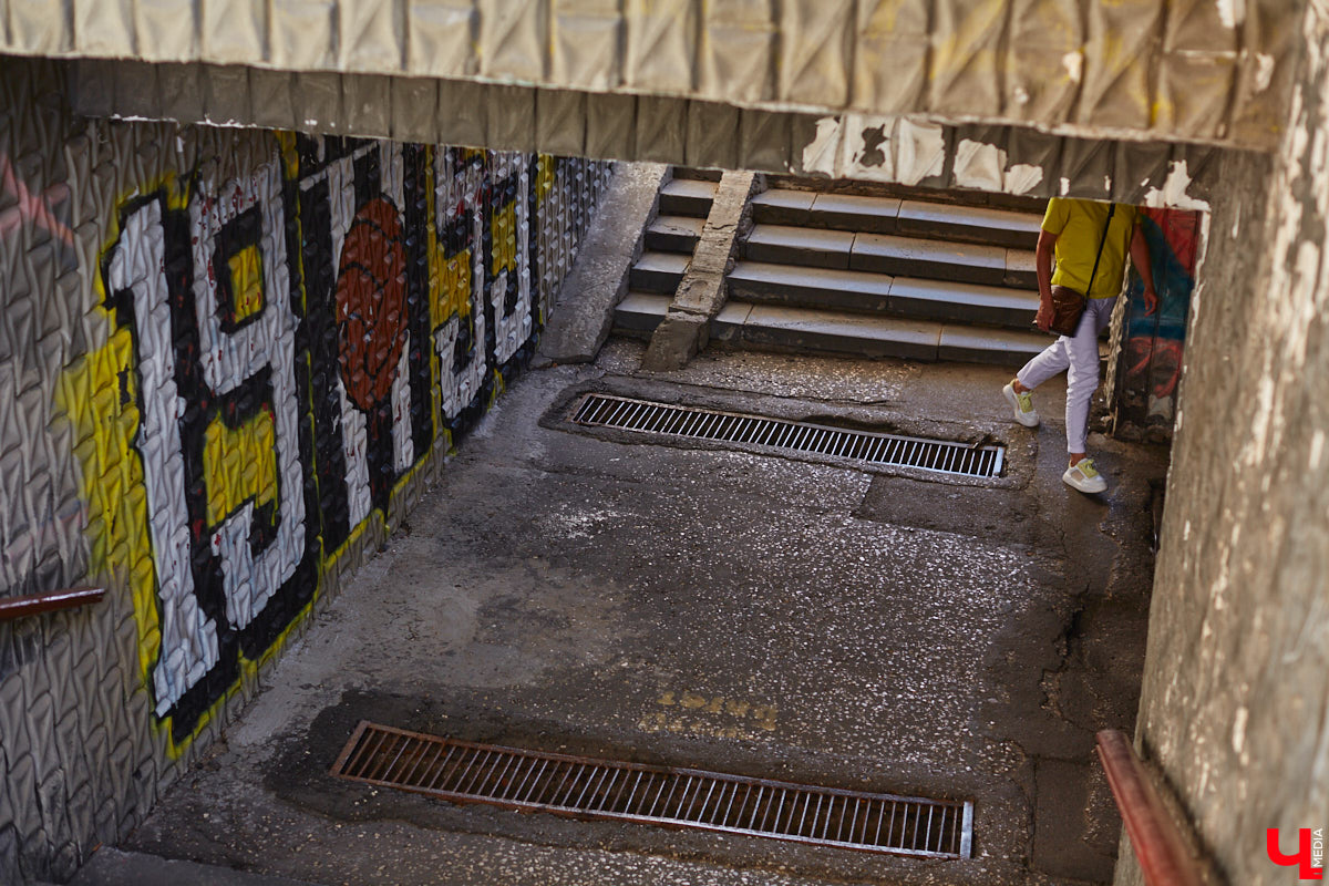 Вы часто пользуетесь подземными пешеходными переходами? В областном центре таких всего три, но назвать их образцово-показательными, к сожалению, нельзя. «Ключ-Медиа» спустился в тоннели под проезжей частью, чтобы показать, почему.