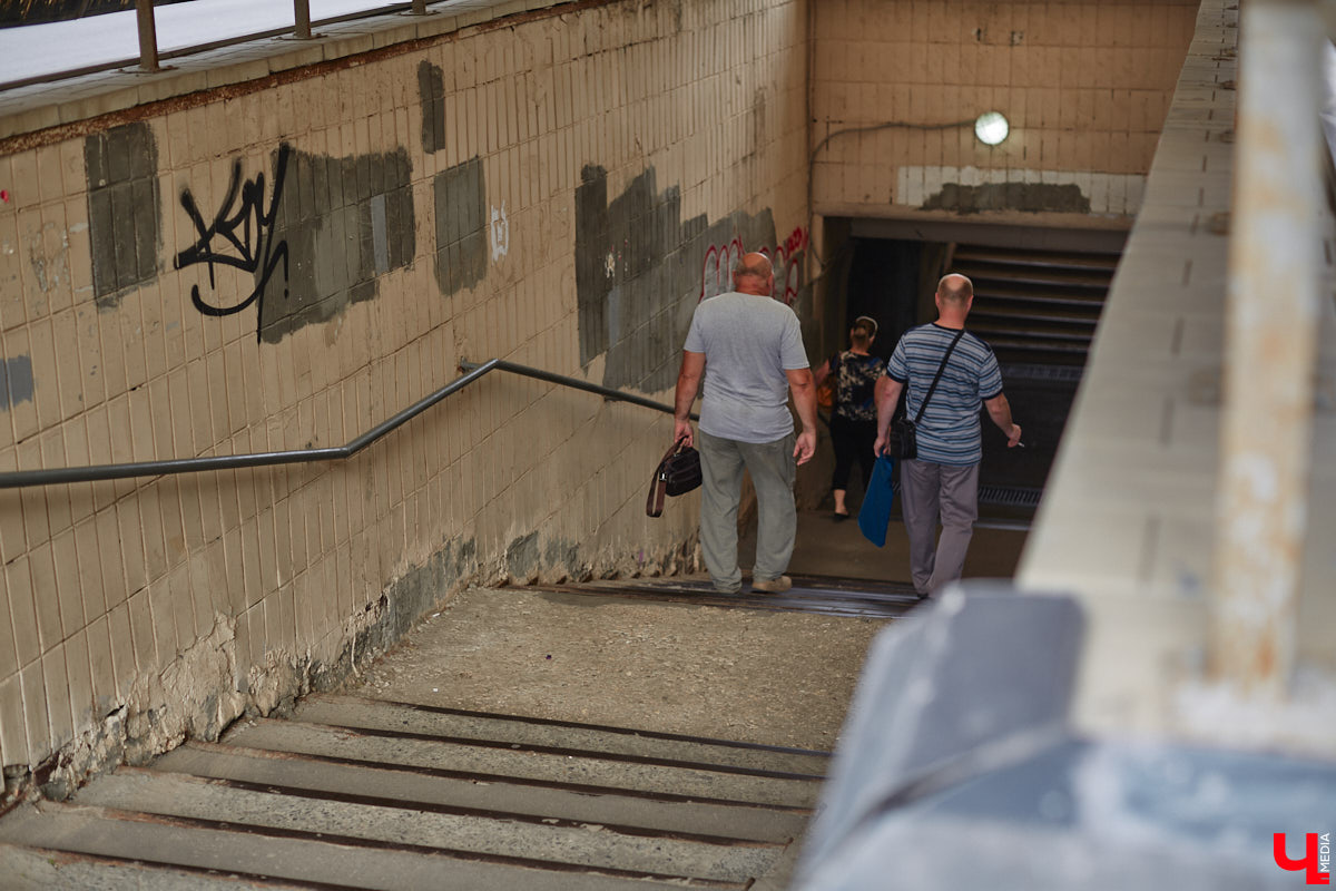Вы часто пользуетесь подземными пешеходными переходами? В областном центре таких всего три, но назвать их образцово-показательными, к сожалению, нельзя. «Ключ-Медиа» спустился в тоннели под проезжей частью, чтобы показать, почему.