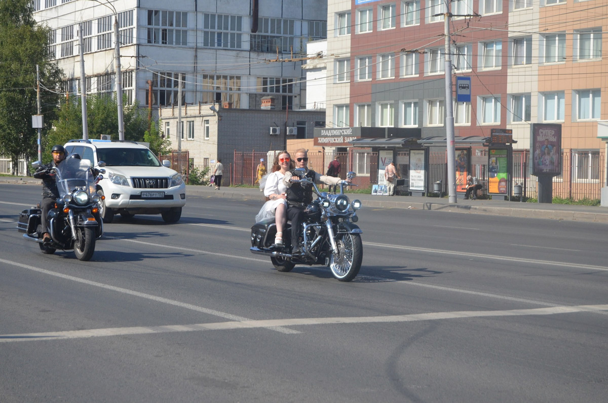 Владимирские влюбленные устроили настоящую байкерскую свадьбу. Вместо привычного костюма жених пришел в загс в кожаной жилетке, а кортеж из автомобилей заменила колонна мотоциклистов, которая дружно проехалась по городу во главе с молодой семьей.