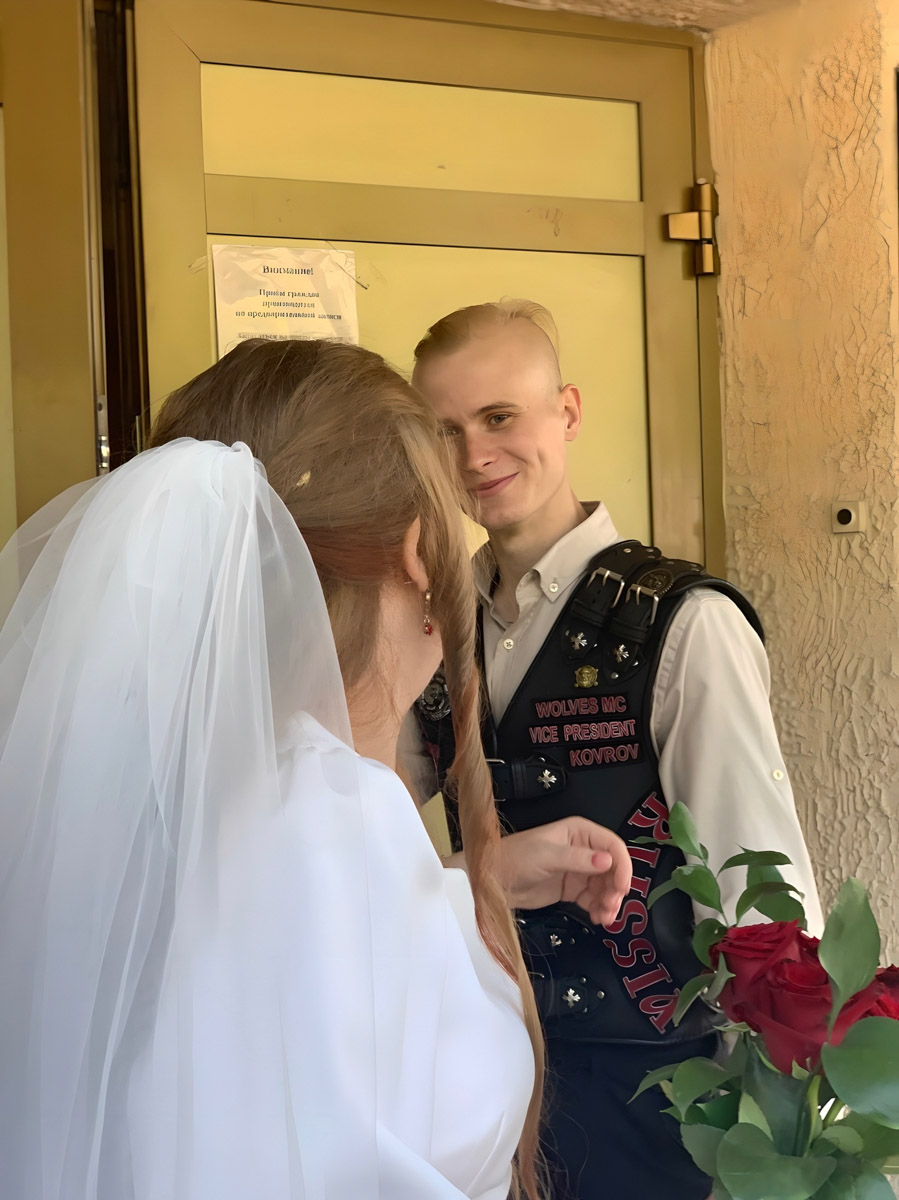 Владимирские влюбленные устроили настоящую байкерскую свадьбу. Вместо привычного костюма жених пришел в загс в кожаной жилетке, а кортеж из автомобилей заменила колонна мотоциклистов, которая дружно проехалась по городу во главе с молодой семьей.