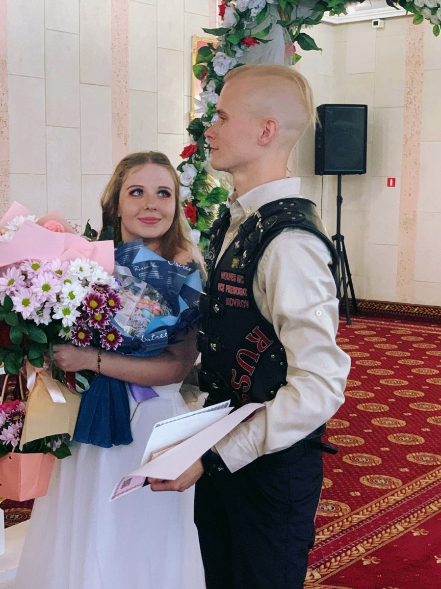 Владимирские влюбленные устроили настоящую байкерскую свадьбу. Вместо привычного костюма жених пришел в загс в кожаной жилетке, а кортеж из автомобилей заменила колонна мотоциклистов, которая дружно проехалась по городу во главе с молодой семьей.