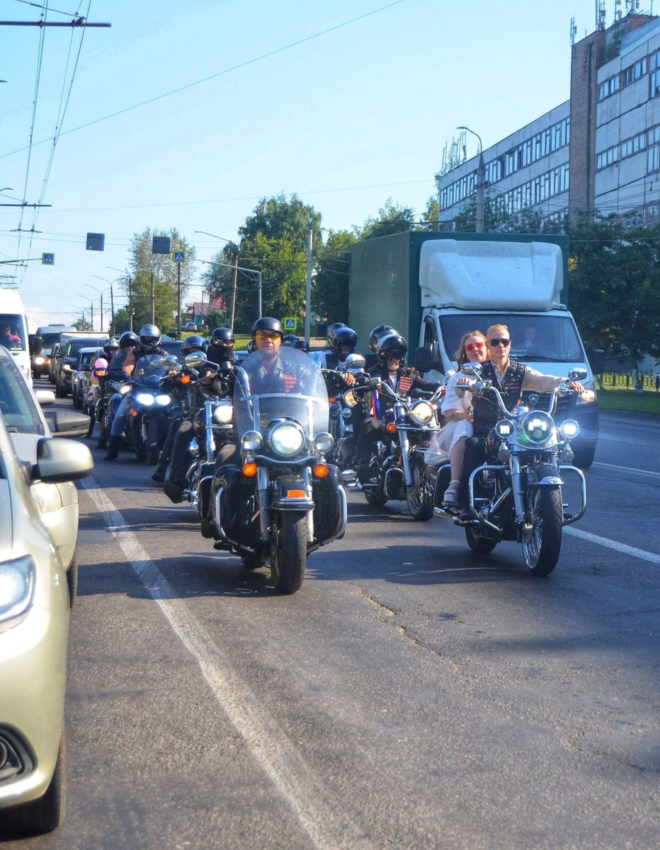 Владимирские влюбленные устроили настоящую байкерскую свадьбу. Вместо привычного костюма жених пришел в загс в кожаной жилетке, а кортеж из автомобилей заменила колонна мотоциклистов, которая дружно проехалась по городу во главе с молодой семьей.