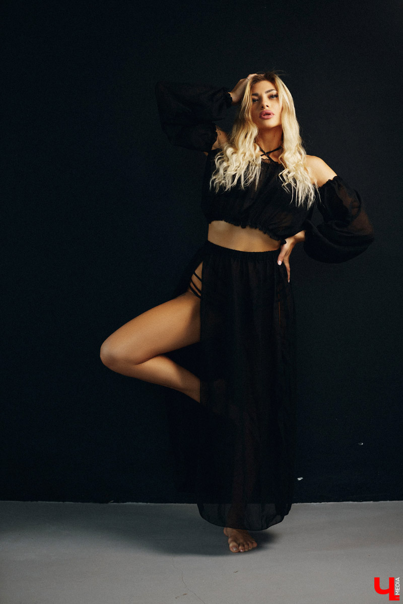 Сколько наберется в вашем гардеробе купальников? Спорим, что не больше, чем у нашей сегодняшней героини. Владимирская модель Яна Самохвалова собрала коллекцию из сотни разноформатных бикини и самые неординарные продемонстрировала нам. Осторожно, сейчас будет очень горячо!