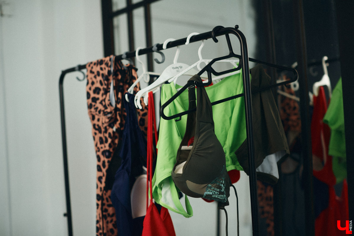 Сколько наберется в вашем гардеробе купальников? Спорим, что не больше, чем у нашей сегодняшней героини. Владимирская модель Яна Самохвалова собрала коллекцию из сотни разноформатных бикини и самые неординарные продемонстрировала нам. Осторожно, сейчас будет очень горячо!