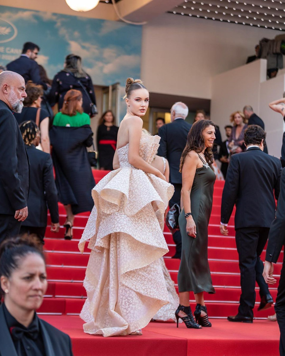 У Полины Пушкаревой из Коврова не было ничего, кроме амбиций, когда она переехала за границу. Сейчас девушка — известный блогер с миллионной аудиторией, домом в Нью-Йорке и люксовым гардеробом. А ведь когда-то она работала простой официанткой, но теперь в свои 26 лет имеет для счастья буквально все.