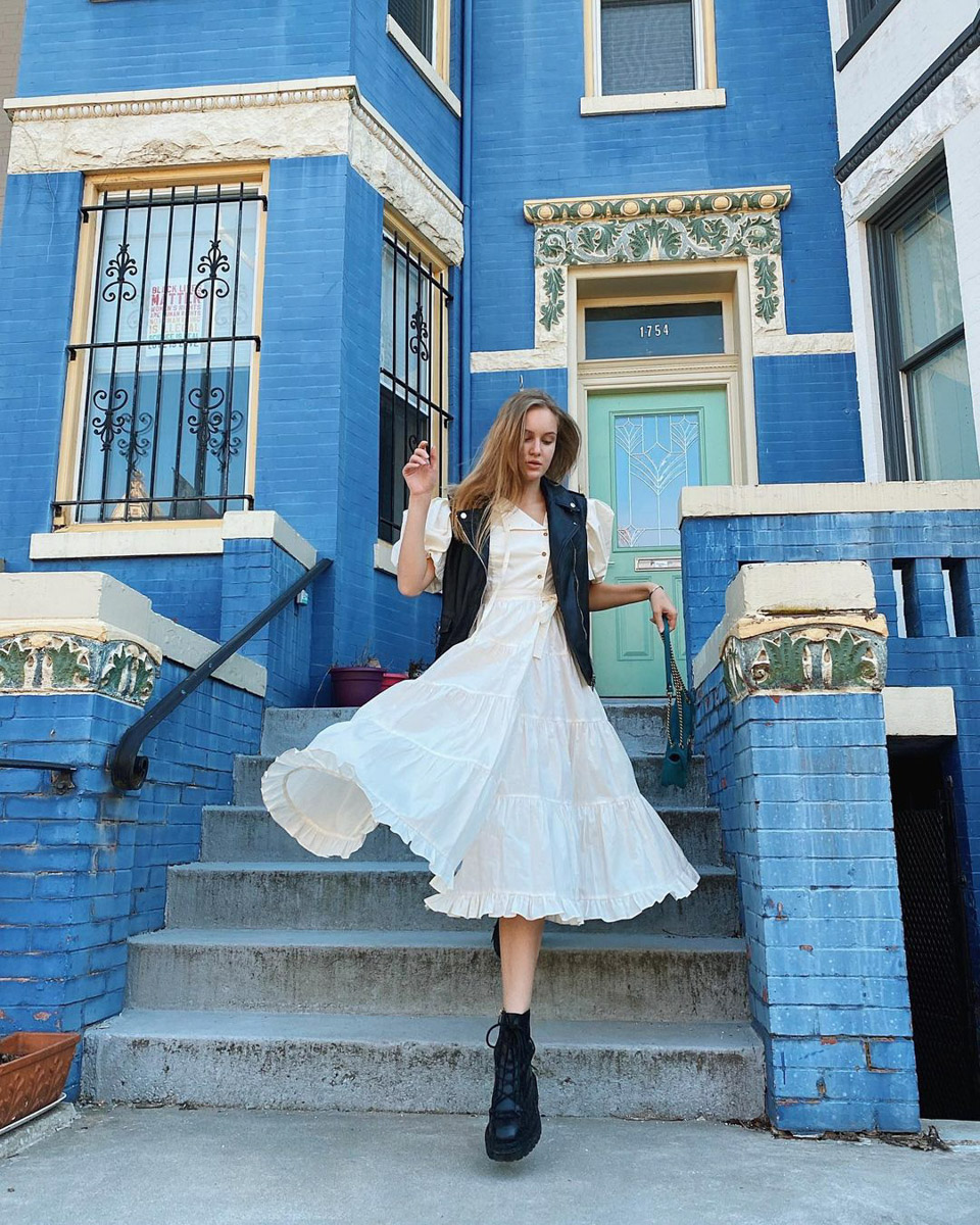 У Полины Пушкаревой из Коврова не было ничего, кроме амбиций, когда она переехала за границу. Сейчас девушка — известный блогер с миллионной аудиторией, домом в Нью-Йорке и люксовым гардеробом. А ведь когда-то она работала простой официанткой, но теперь в свои 26 лет имеет для счастья буквально все.