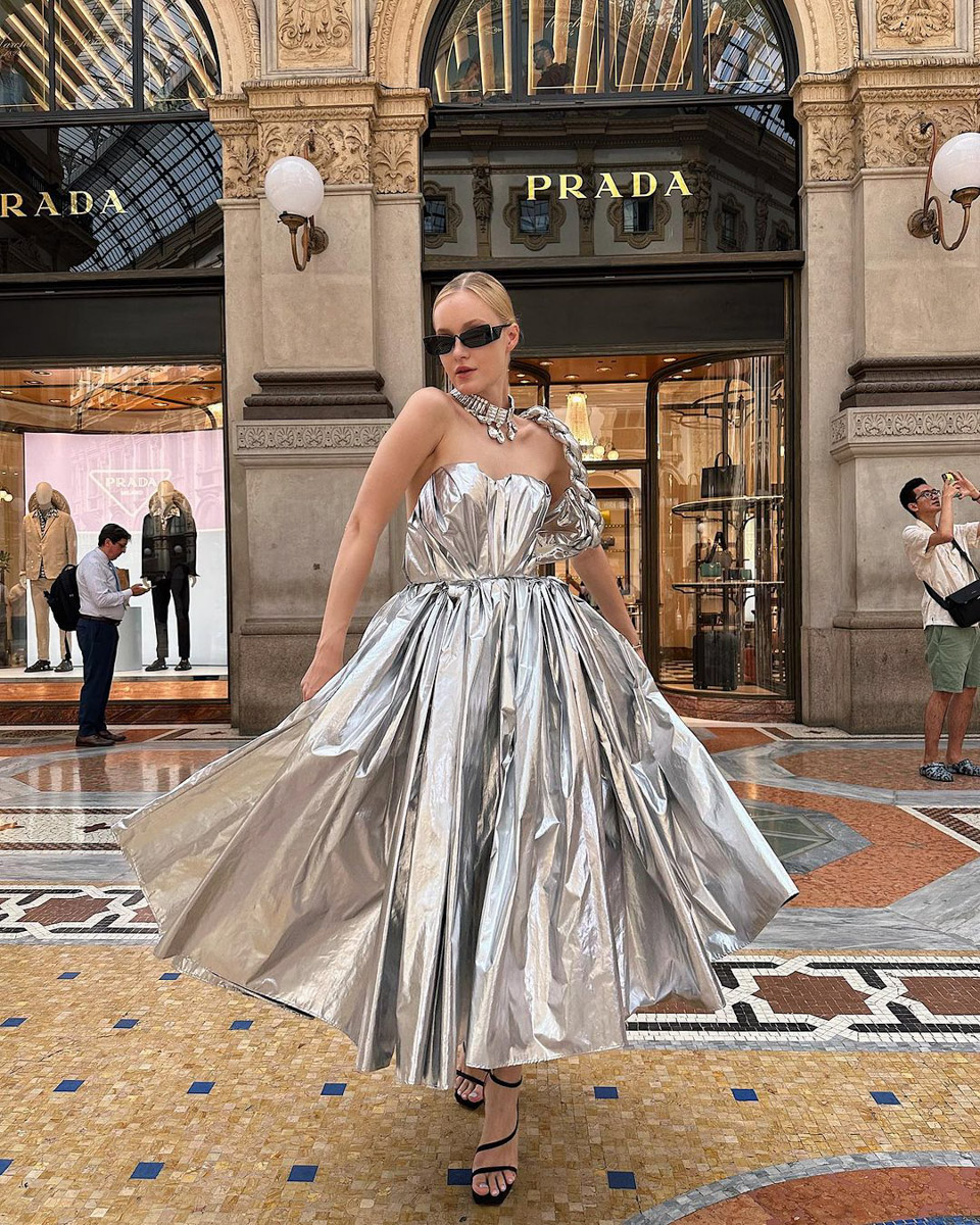 У Полины Пушкаревой из Коврова не было ничего, кроме амбиций, когда она переехала за границу. Сейчас девушка — известный блогер с миллионной аудиторией, домом в Нью-Йорке и люксовым гардеробом. А ведь когда-то она работала простой официанткой, но теперь в свои 26 лет имеет для счастья буквально все.