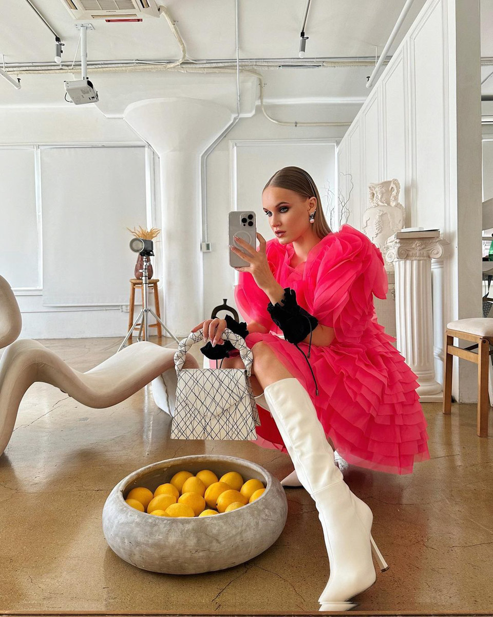 У Полины Пушкаревой из Коврова не было ничего, кроме амбиций, когда она переехала за границу. Сейчас девушка — известный блогер с миллионной аудиторией, домом в Нью-Йорке и люксовым гардеробом. А ведь когда-то она работала простой официанткой, но теперь в свои 26 лет имеет для счастья буквально все.