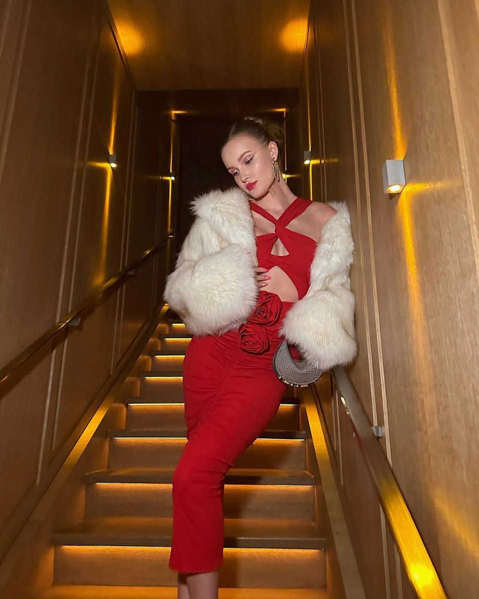 У Полины Пушкаревой из Коврова не было ничего, кроме амбиций, когда она переехала за границу. Сейчас девушка — известный блогер с миллионной аудиторией, домом в Нью-Йорке и люксовым гардеробом. А ведь когда-то она работала простой официанткой, но теперь в свои 26 лет имеет для счастья буквально все.