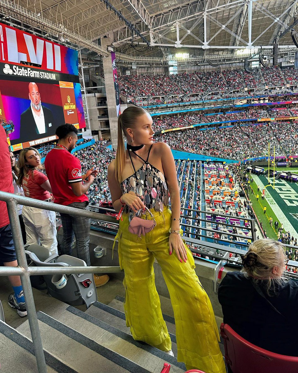 У Полины Пушкаревой из Коврова не было ничего, кроме амбиций, когда она переехала за границу. Сейчас девушка — известный блогер с миллионной аудиторией, домом в Нью-Йорке и люксовым гардеробом. А ведь когда-то она работала простой официанткой, но теперь в свои 26 лет имеет для счастья буквально все.