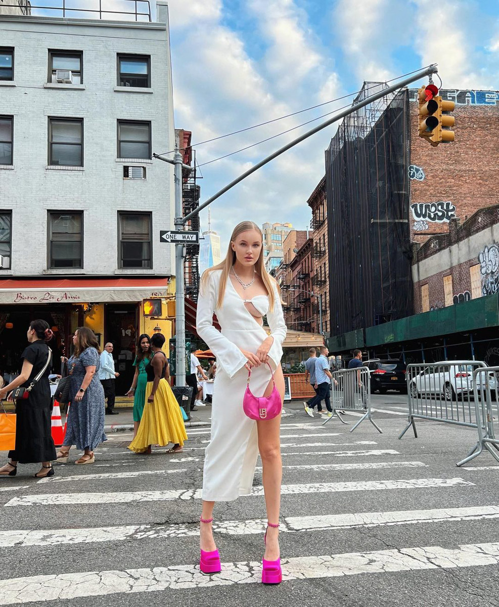 У Полины Пушкаревой из Коврова не было ничего, кроме амбиций, когда она переехала за границу. Сейчас девушка — известный блогер с миллионной аудиторией, домом в Нью-Йорке и люксовым гардеробом. А ведь когда-то она работала простой официанткой, но теперь в свои 26 лет имеет для счастья буквально все.