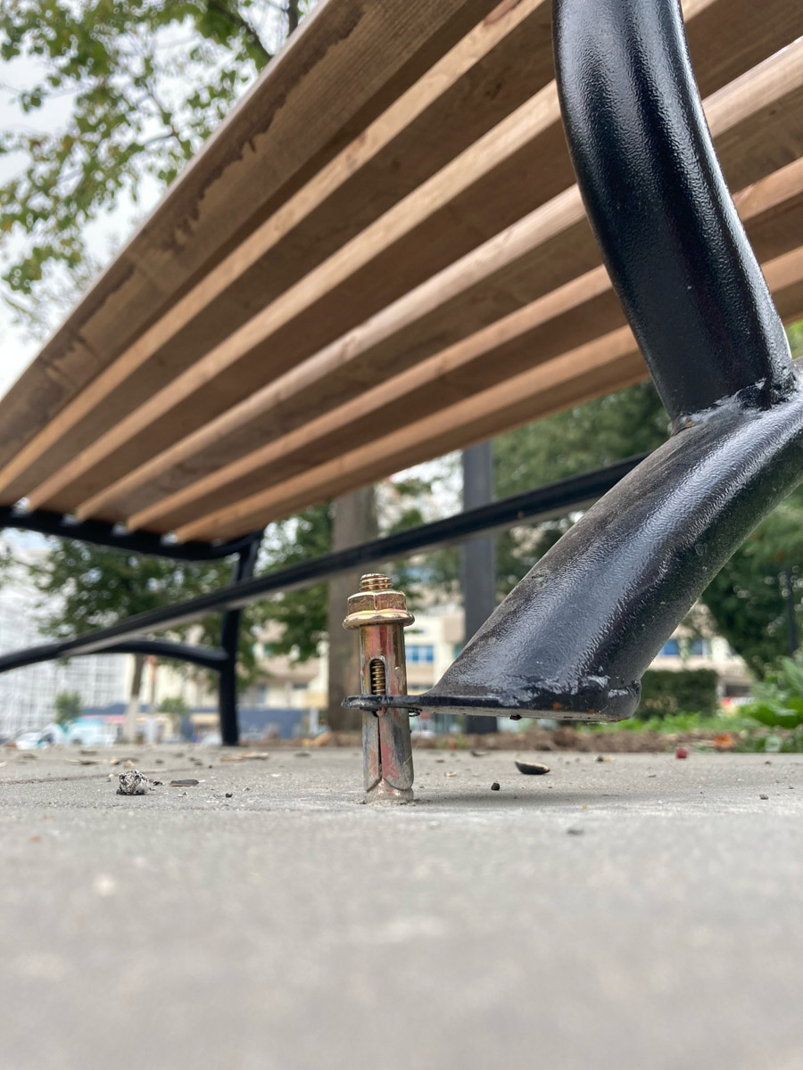 Благоустройство еще одного общественного пространства Владимира завершено. Торжественное открытие Кутузовского сквера состоится в День города, 2 сентября. «Ключ-Медиа» в компании урбаниста Артема Чернея решил заранее посетить новую локацию и изучить все ее достоинства и недостатки.