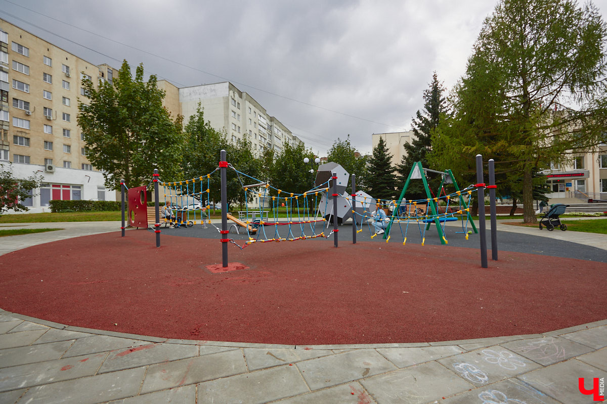 Благоустройство еще одного общественного пространства Владимира завершено. Торжественное открытие Кутузовского сквера состоится в День города, 2 сентября. «Ключ-Медиа» в компании урбаниста Артема Чернея решил заранее посетить новую локацию и изучить все ее достоинства и недостатки.