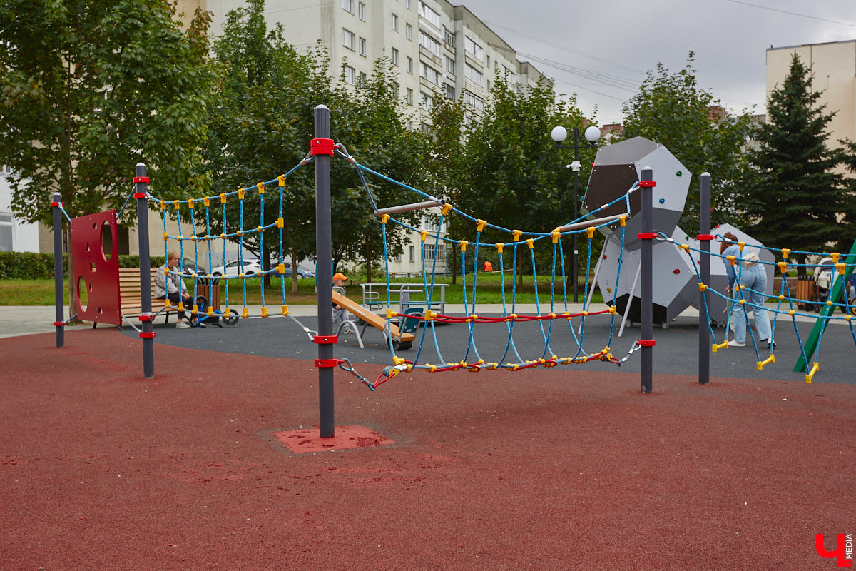 Благоустройство еще одного общественного пространства Владимира завершено. Торжественное открытие Кутузовского сквера состоится в День города, 2 сентября. «Ключ-Медиа» в компании урбаниста Артема Чернея решил заранее посетить новую локацию и изучить все ее достоинства и недостатки.