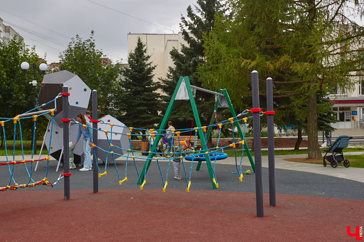 Благоустройство еще одного общественного пространства Владимира завершено. Торжественное открытие Кутузовского сквера состоится в День города, 2 сентября. «Ключ-Медиа» в компании урбаниста Артема Чернея решил заранее посетить новую локацию и изучить все ее достоинства и недостатки.